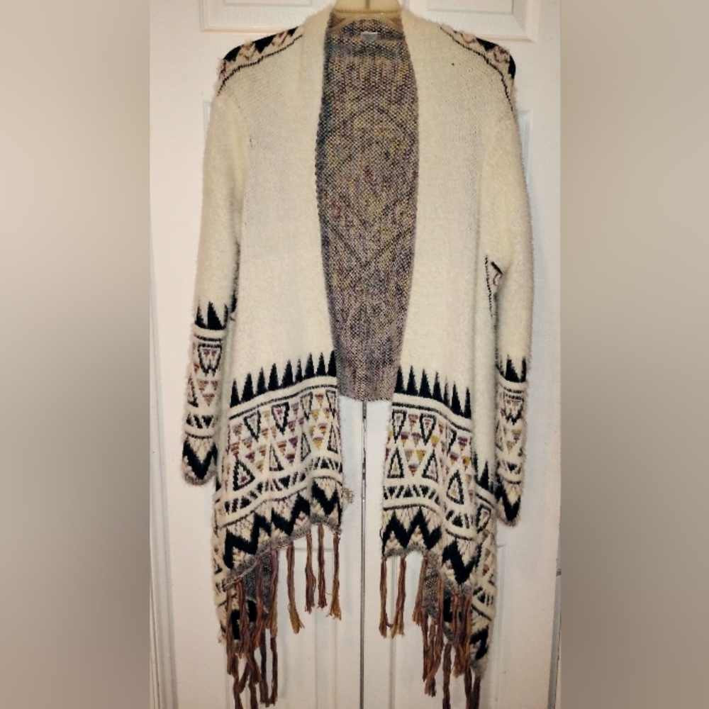 NWT Haute Monde Size S Cream and Black Aztec Geometric Fringe Cardigan